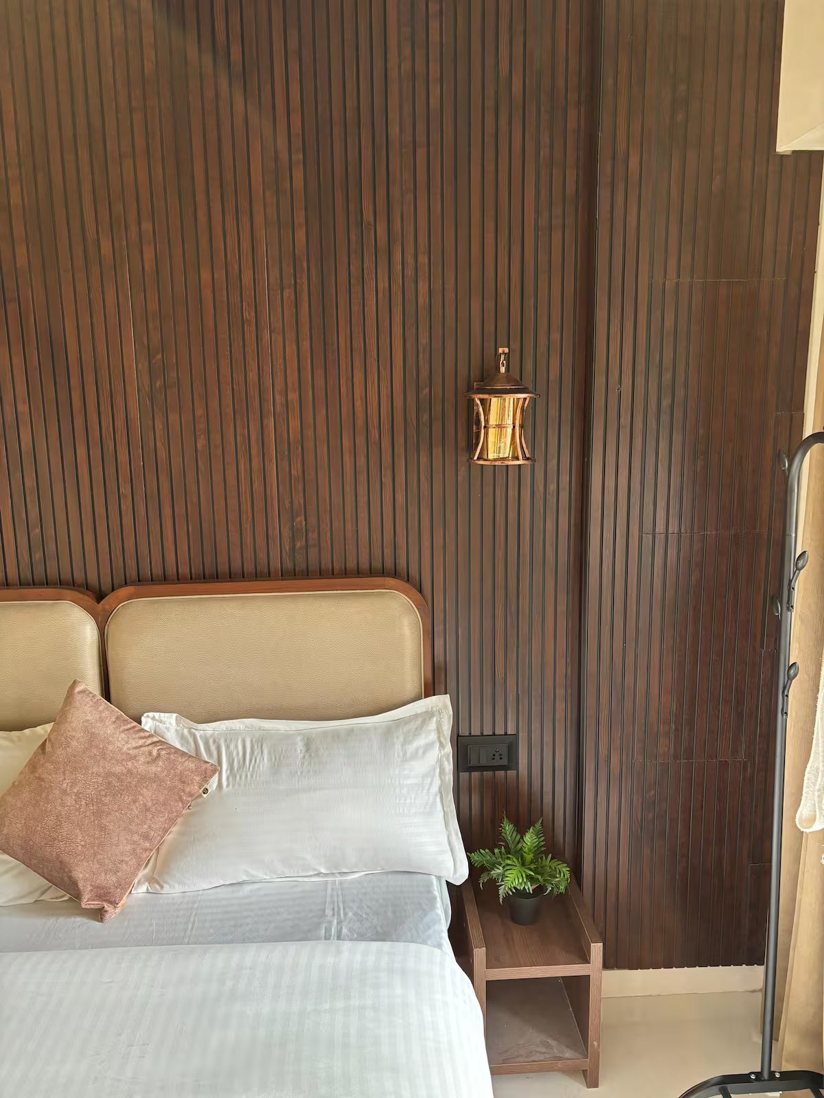 Nook 302 Pvt 1Bhk. Good Feel. Light. Nr Airport – 17