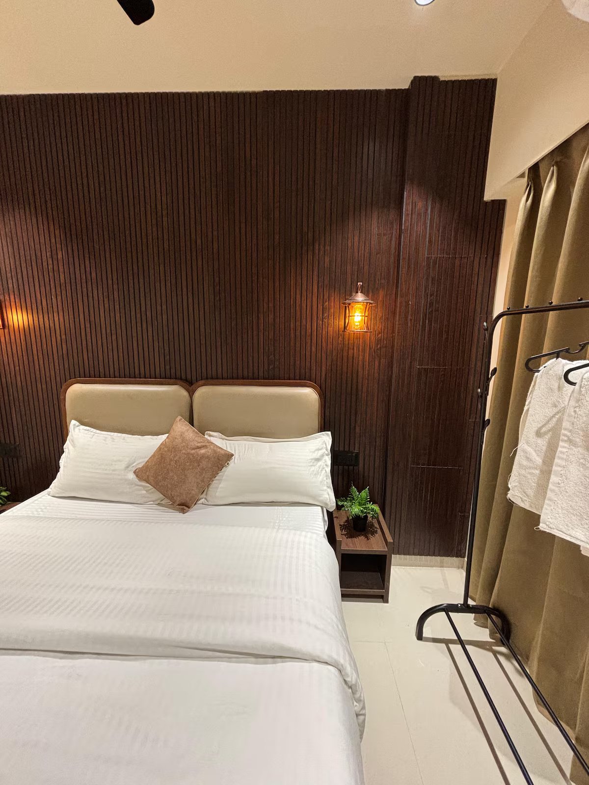 Nook 302 Pvt 1Bhk. Good Feel. Light. Nr Airport – 20